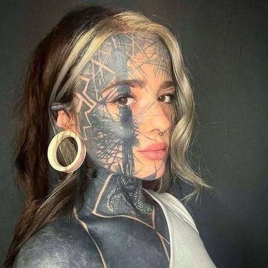 Imagine what this heavily tattooed mom might look like without any of her ink.