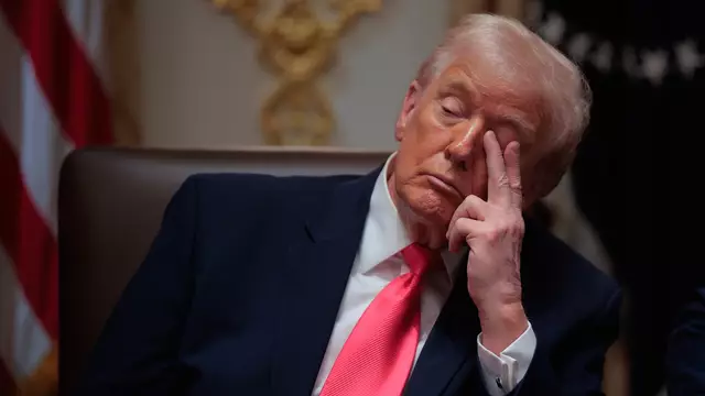 Donald Trump fuels outrage as people spot ‘unprofessional’ detail during cabinet meeting