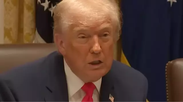 People confused as Trump appears to call JD Vance ‘incompetent’ with him in the same room