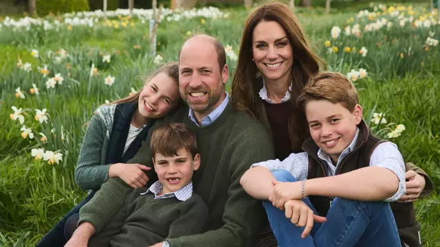 Prince William and Kate Middleton share Christmas card photo but royal fans are annoyed over one detail