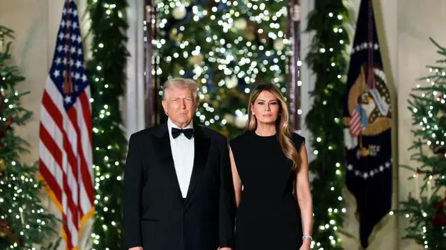 Donald Trump accused of making ‘Photoshop error’ after sharing official Christmas portrait